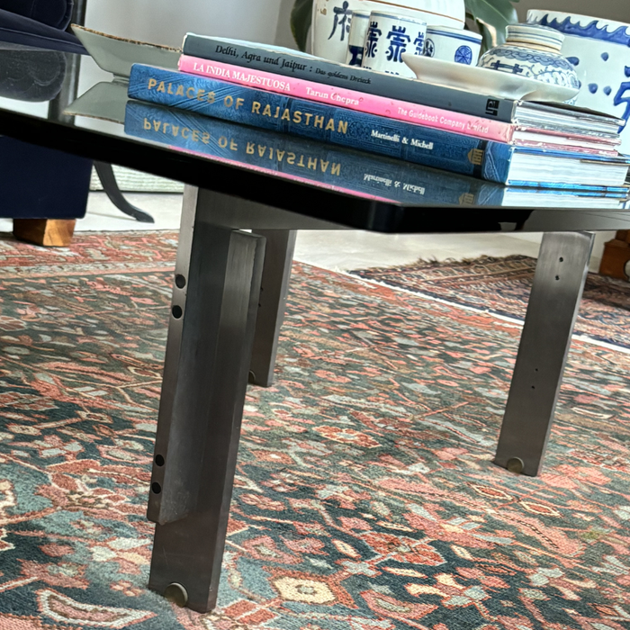 Mesa de Centro com Tampo de Vidro e Estrutura em Aço