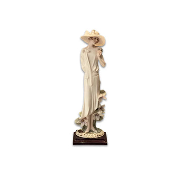 Figura de Dama em Porcelana