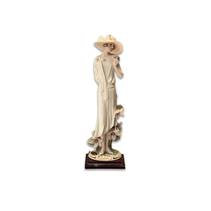 Figura de Dama em Porcelana
