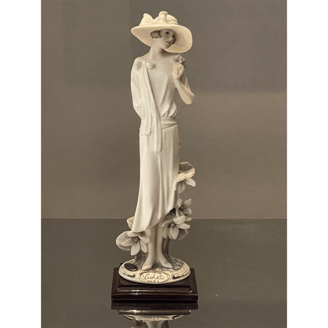 Figura de Dama em Porcelana