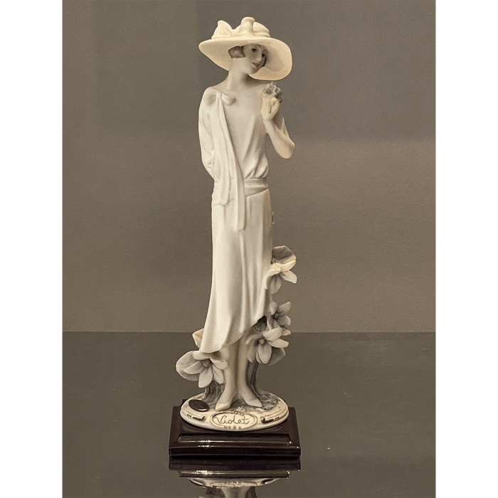 Figura de Dama em Porcelana