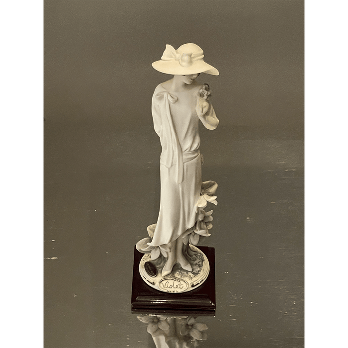 Figura de Dama em Porcelana