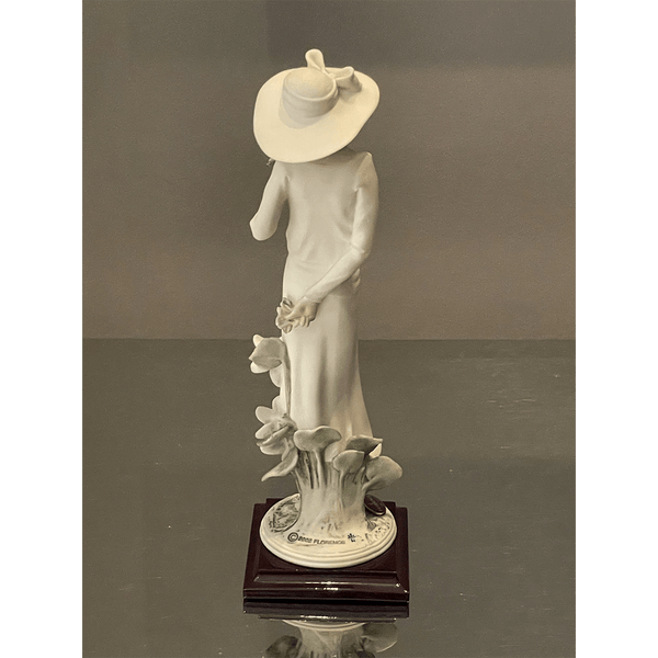 Figura de Dama em Porcelana
