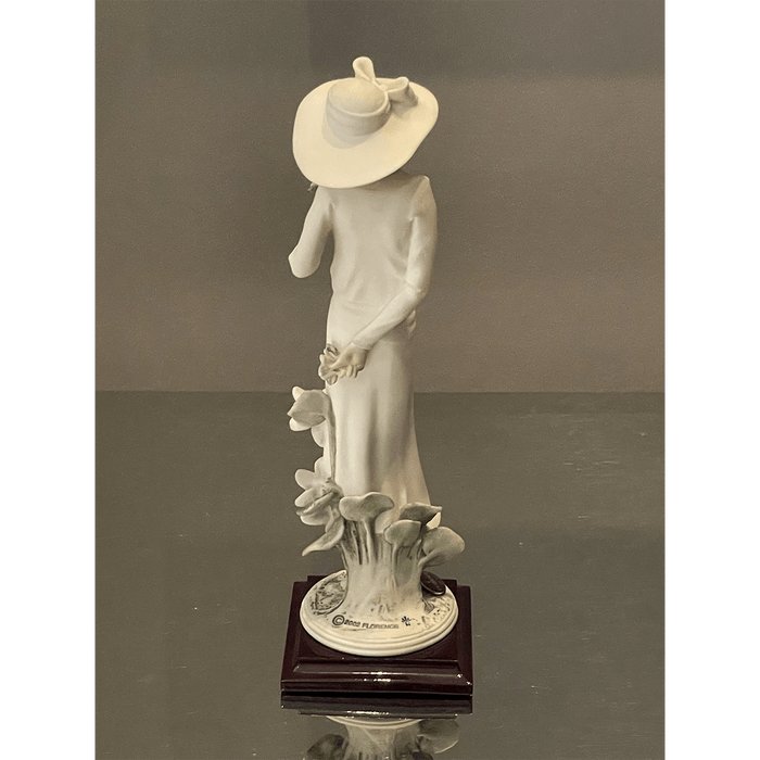 Figura de Dama em Porcelana