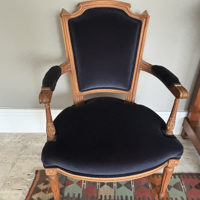 Par de Poltronas em Madeira com Estofamento em Tecido