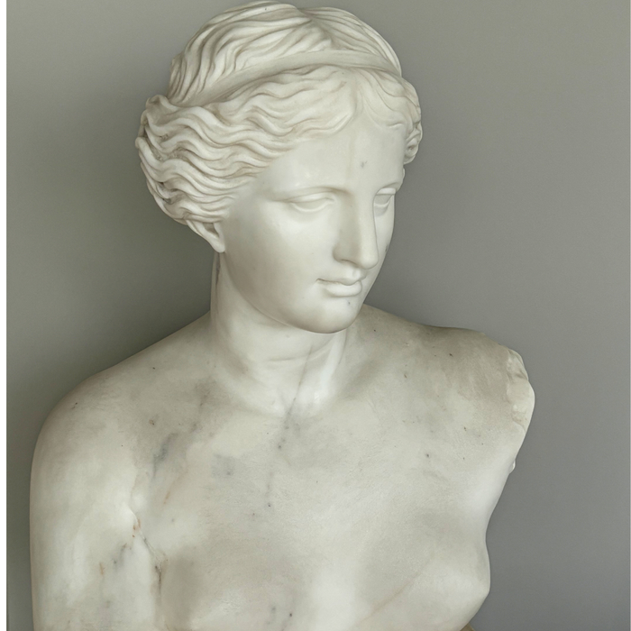 Busto Feminino em Mármore de Carrara
