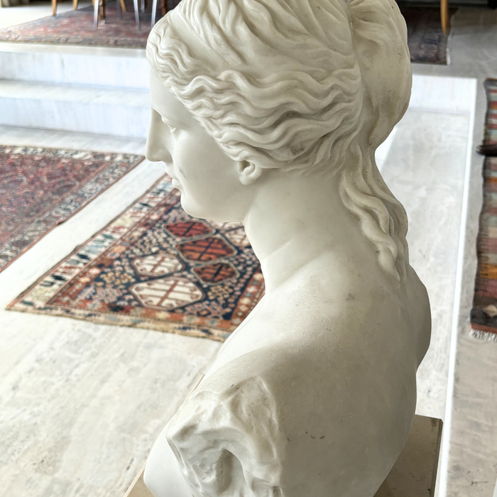 Busto Feminino em Mármore de Carrara