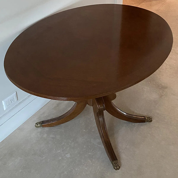 Mesa com tampo oval em madeira