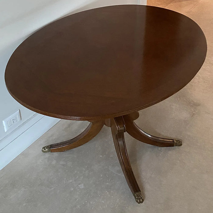 Mesa com tampo oval em madeira