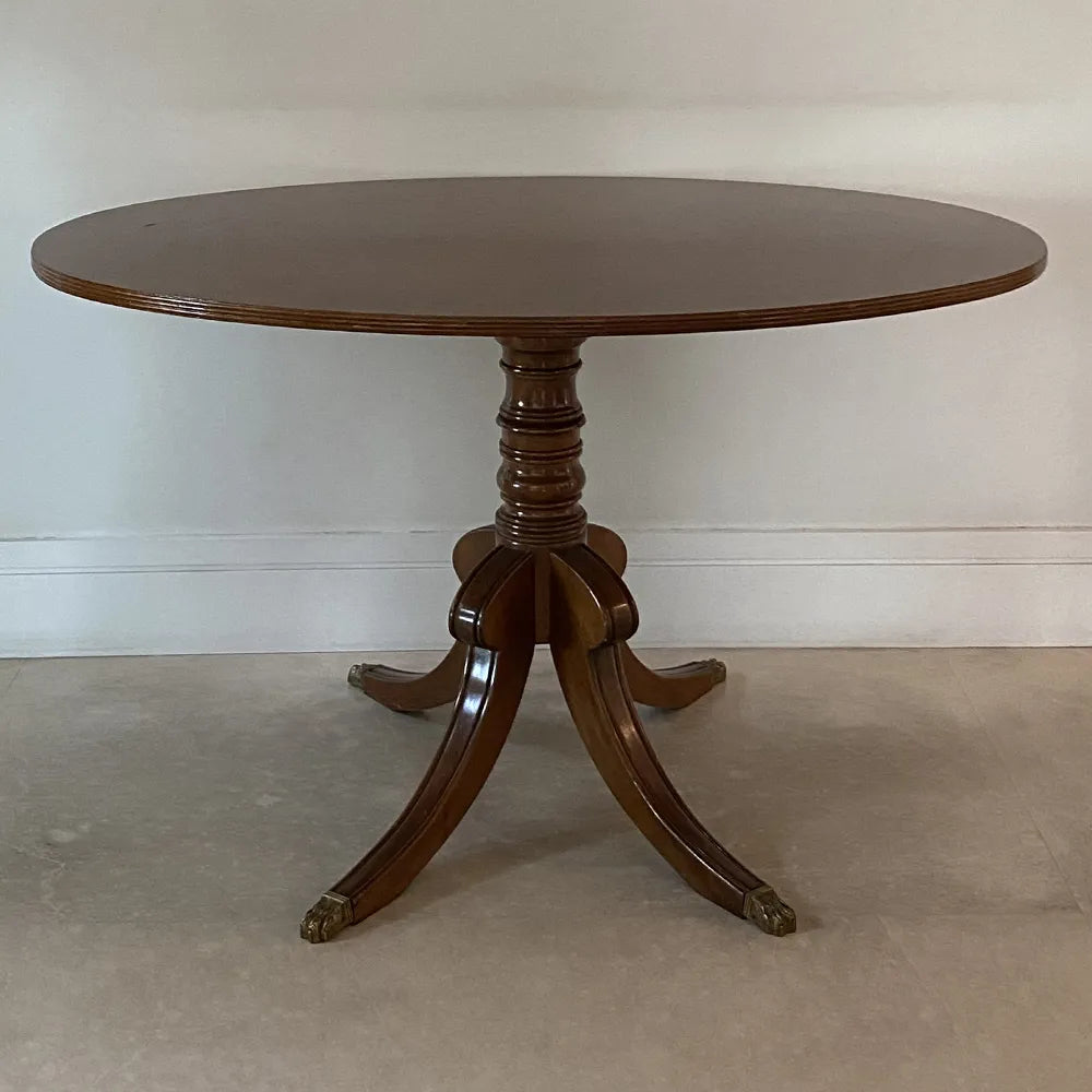 Mesa com tampo oval em madeira