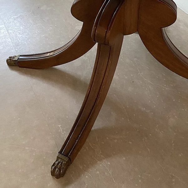 Mesa com tampo oval em madeira