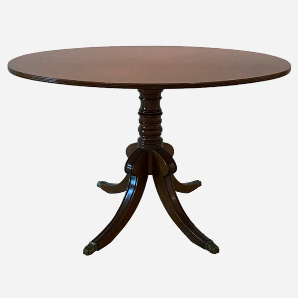 Mesa com tampo oval em madeira