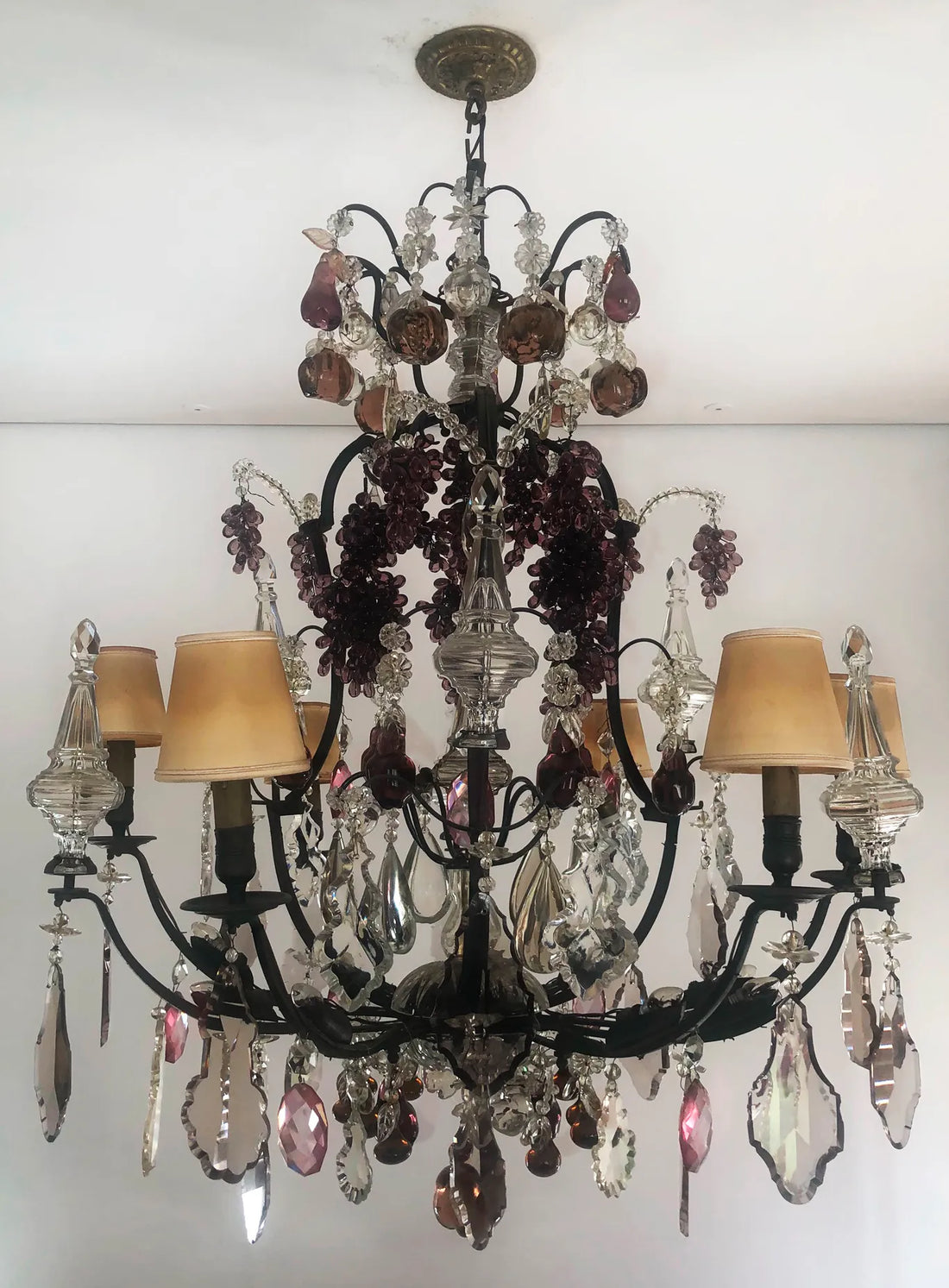 Lustre em ferro forgé com frutas e pingentes em cristal